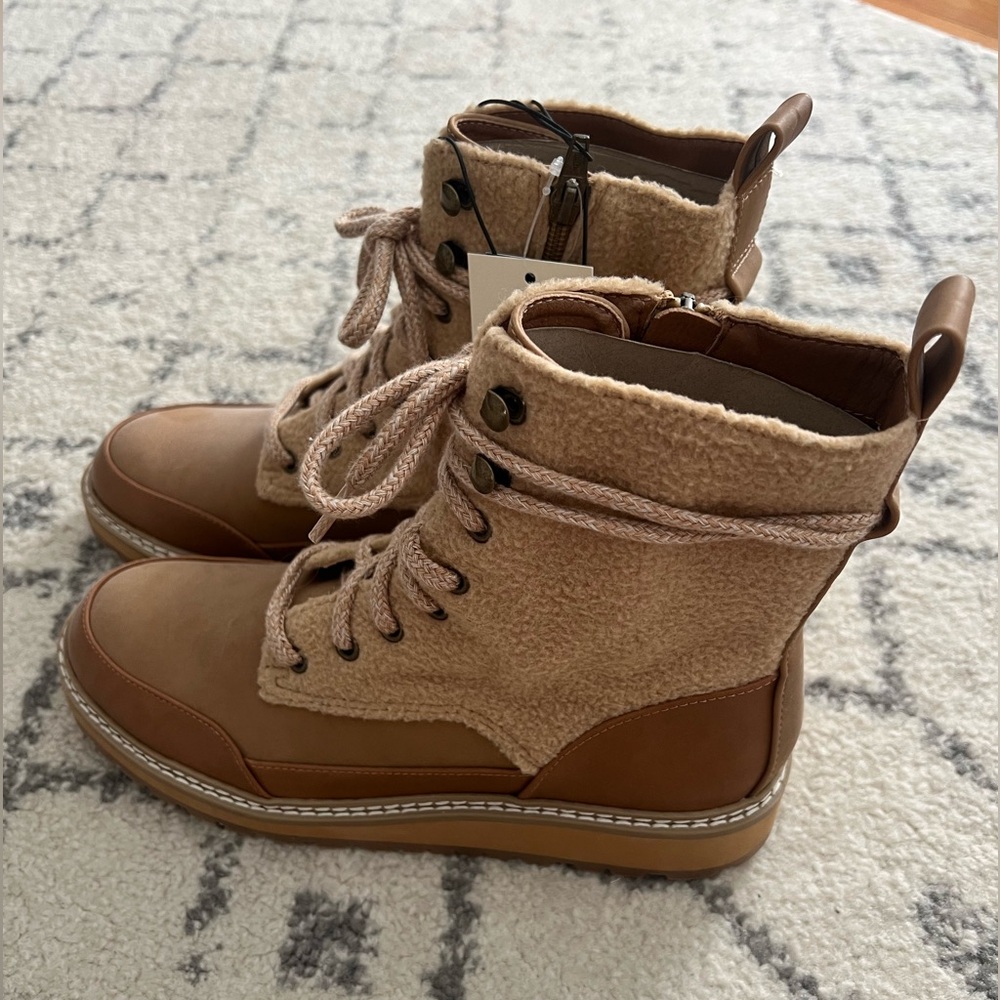 Universal threads boots